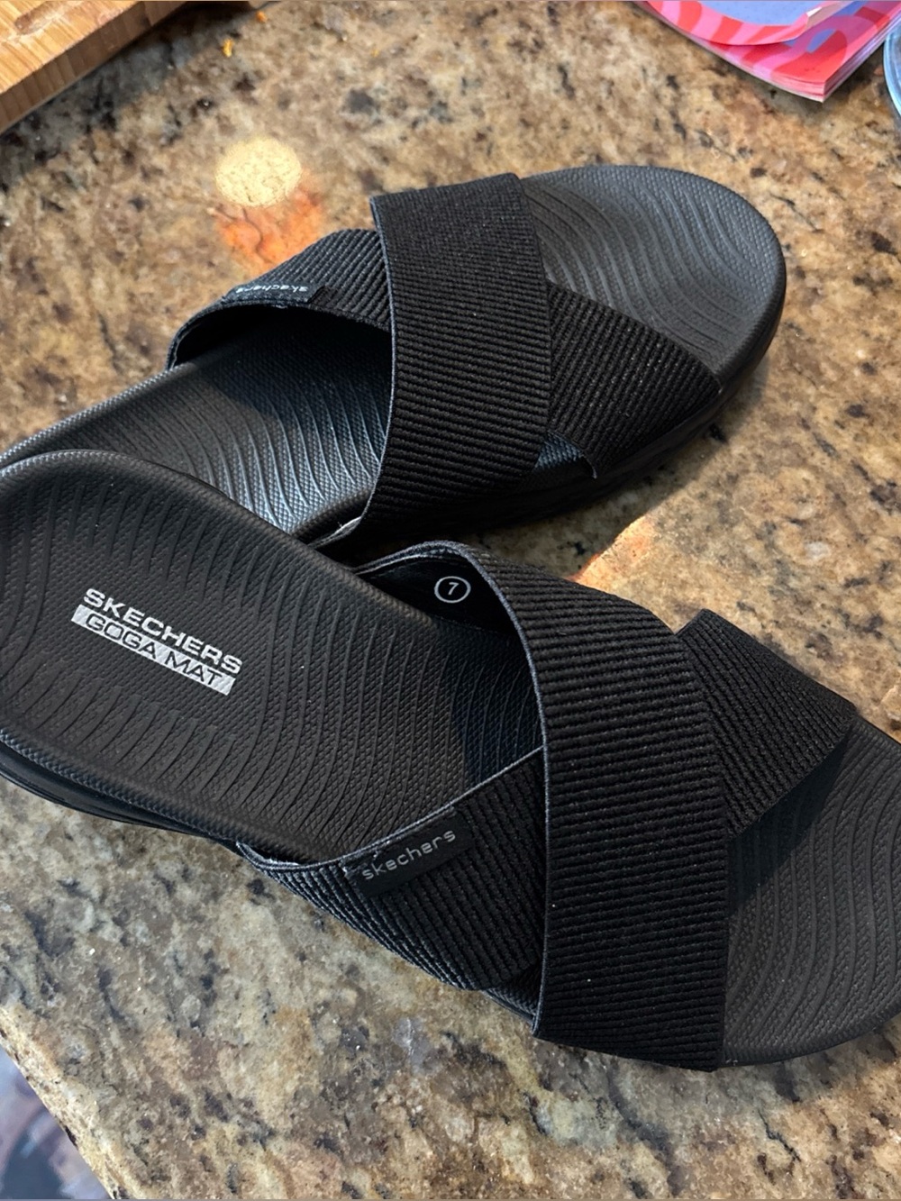 Skechers Black Goga Mat Cross-Strap On the go 600 Comfort Slides